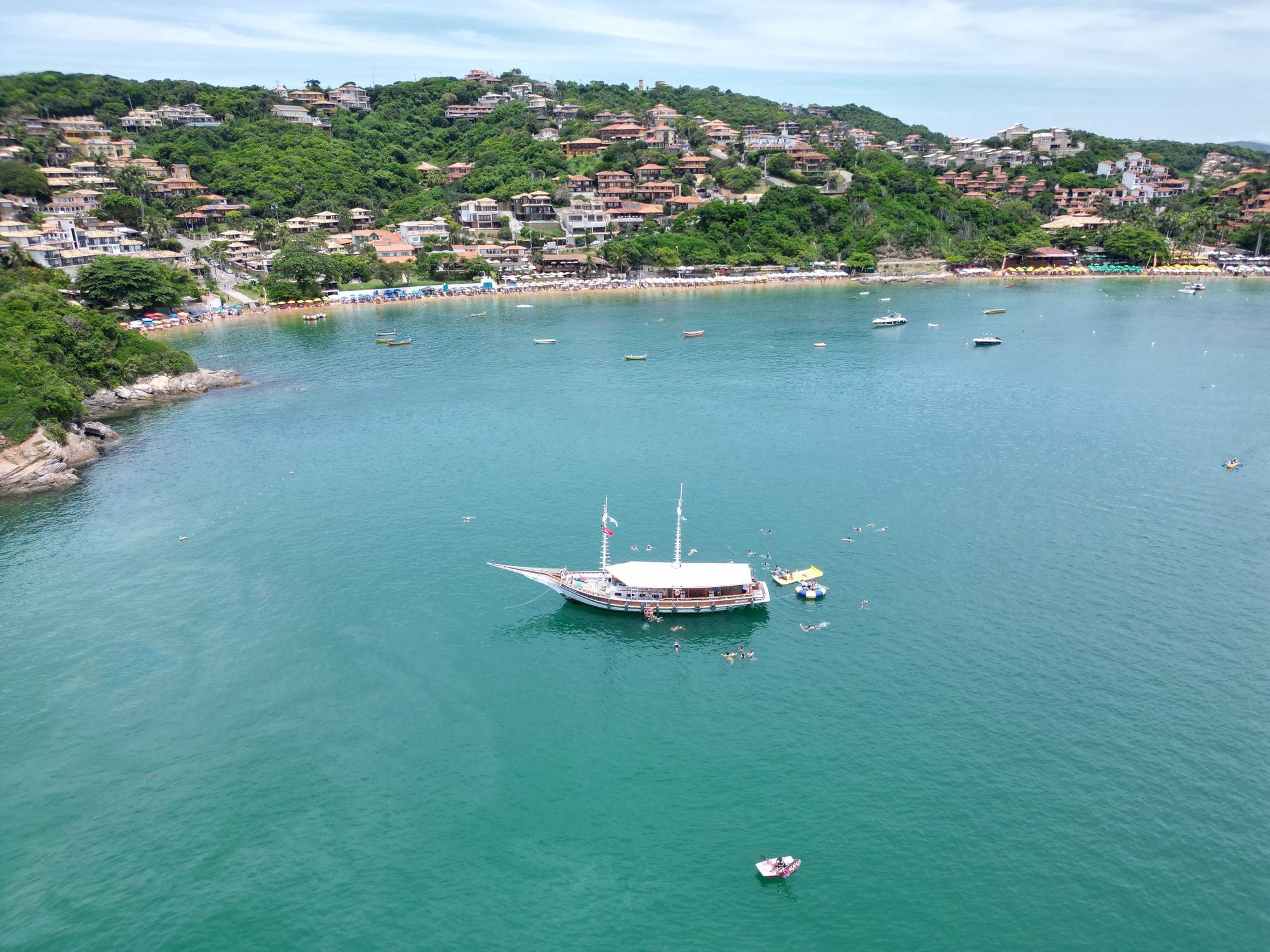 Vista aérea da Praia de João Fernandes em Búzios